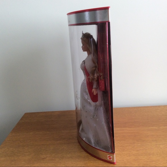 Holiday Celebration Barbie 2001 Special Edition - Picture 6 of 11